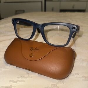 BRAND NEW Ray-Ban META !! Never used comes with charger case